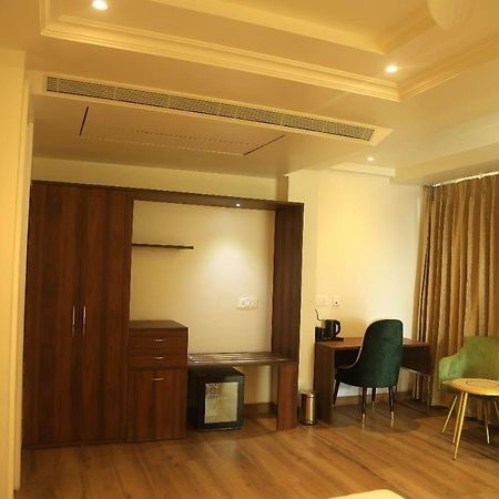 Sapphire Sky Hotel Dehradun Eksteriør bilde