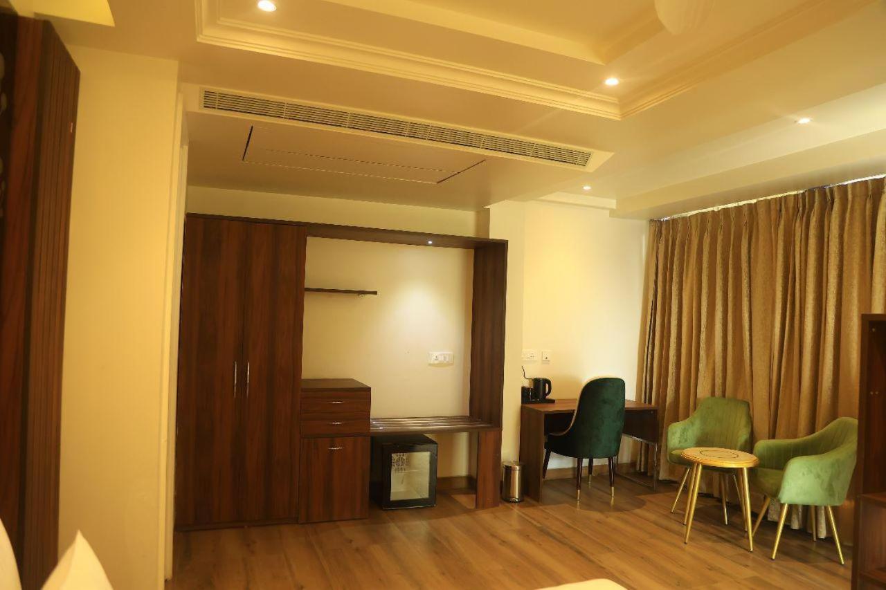 Sapphire Sky Hotel Dehradun Eksteriør bilde